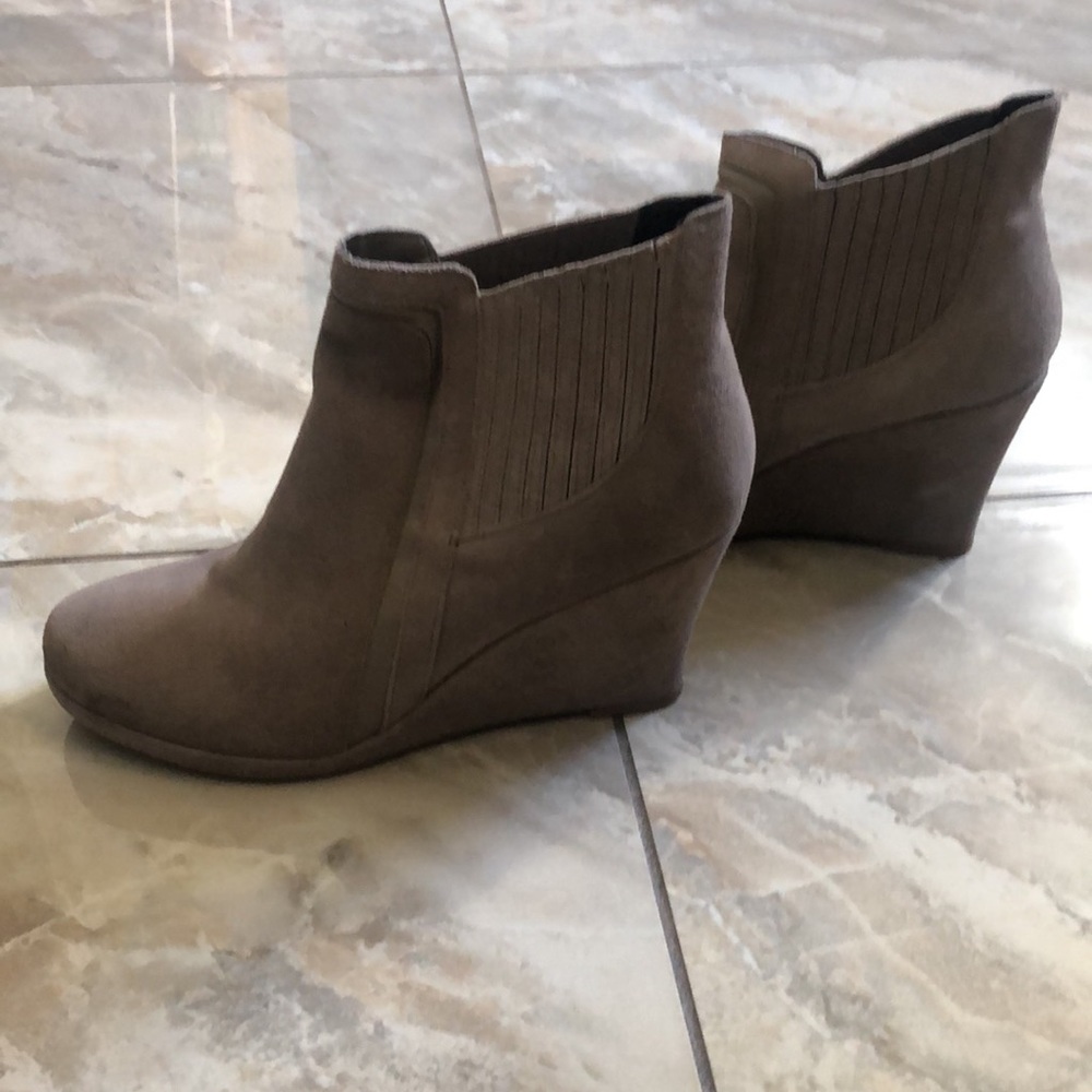 Dolce Vita suede Chelsea wedge booties, fall and spring booties neutral - Picture 5 of 12